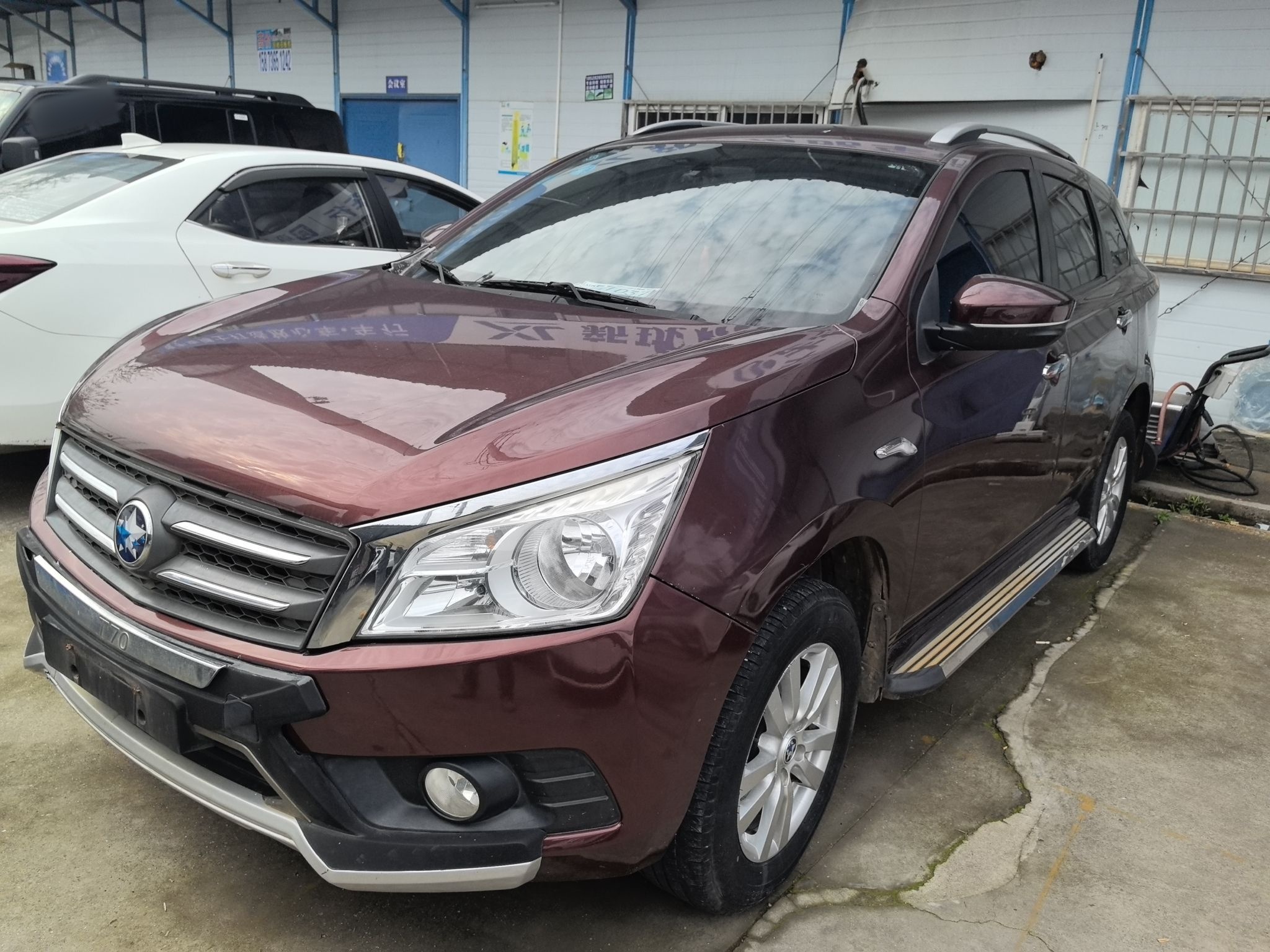 تحت مقدمة السيارة