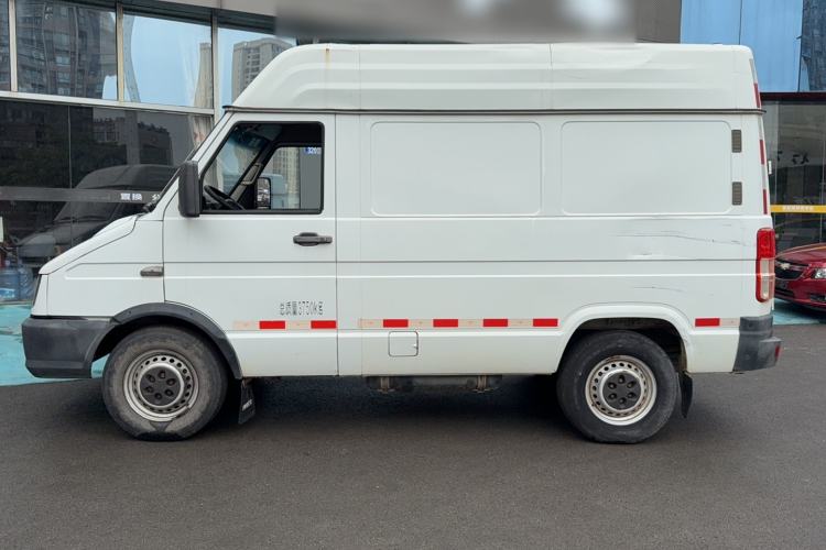 Used Iveco Daily 2017 2.8T V35 Box Truck 3 Seats 43S5
