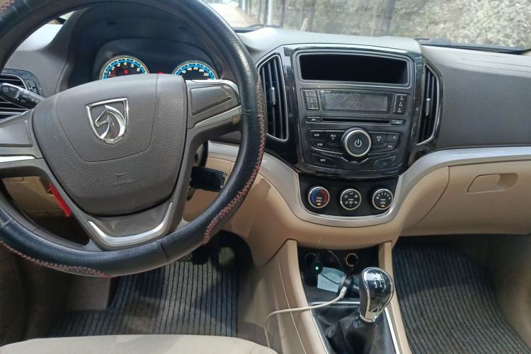 Used Baojun 730 2014 1.5L manual standard trim 7 seats
