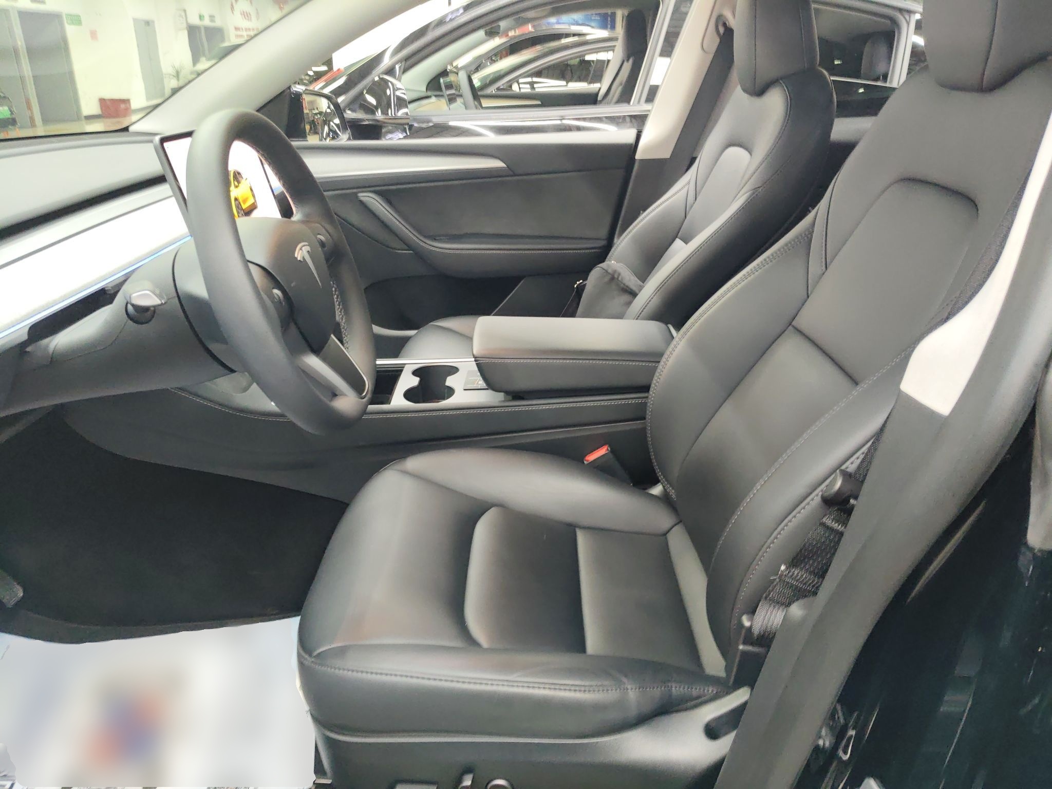 المقاعد الأمامية داخل السيارة