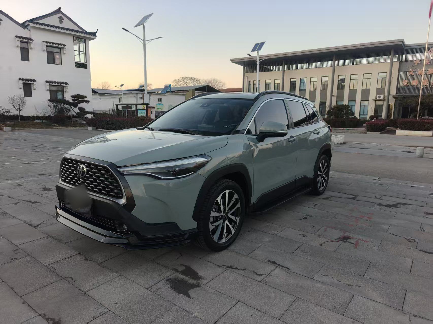 Под передней частью автомобиля