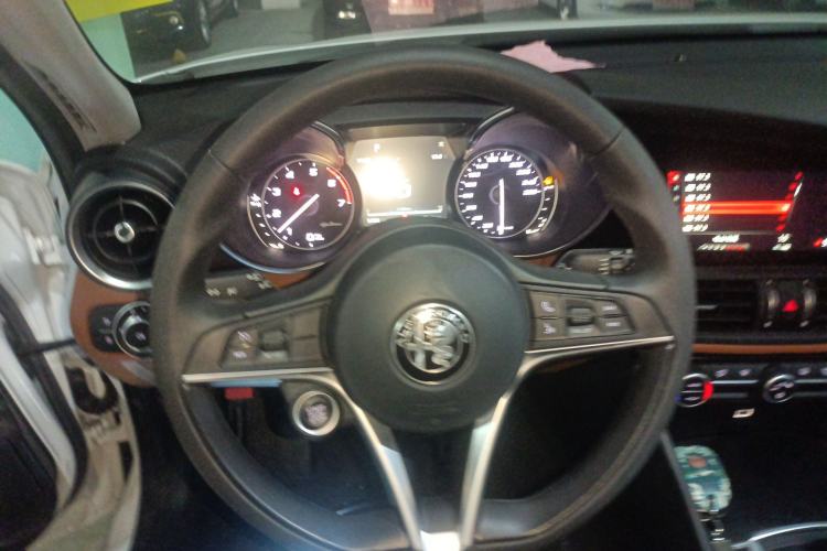 Used Alfa Romeo Giulia 2017 2.0T 200HP Luxury Edition
