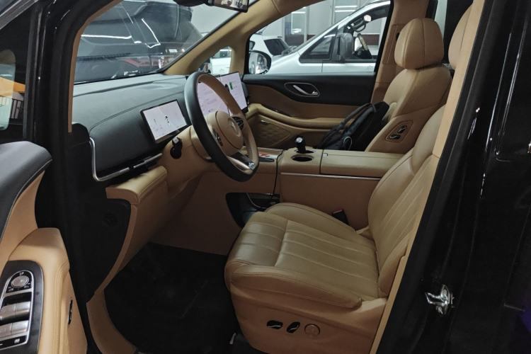 Used VOYAH Dream 2025 PHEV Four-Wheel Drive Excellence Kunpeng Edition
