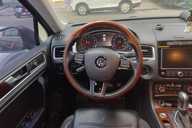 Used Volkswagen Touareg 2015 3.0 TSI Comfort Model Steering Wheel