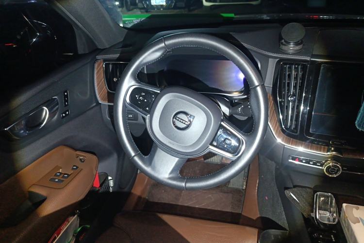 Used Volvo XC60 2022 B5 4x4 Smart Luxury Edition