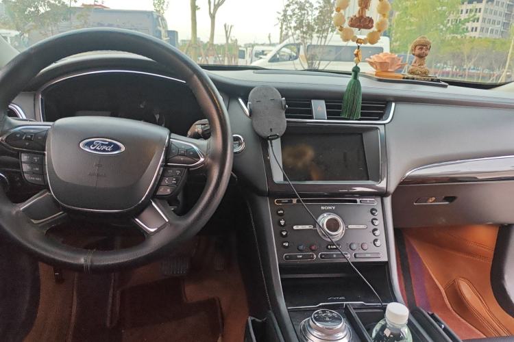 Used Ford Taurus 2015 EcoBoost 245 Luxury Model Center Console