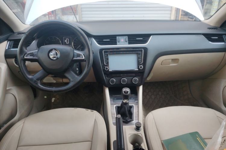 Used Skoda Octavia 2015 1.6L Manual Yijun Edition Center Console
