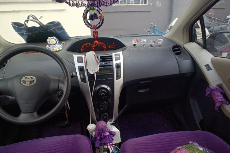 Used Toyota Yaris 2011 1.6E Automatic Charm Edition Center Console