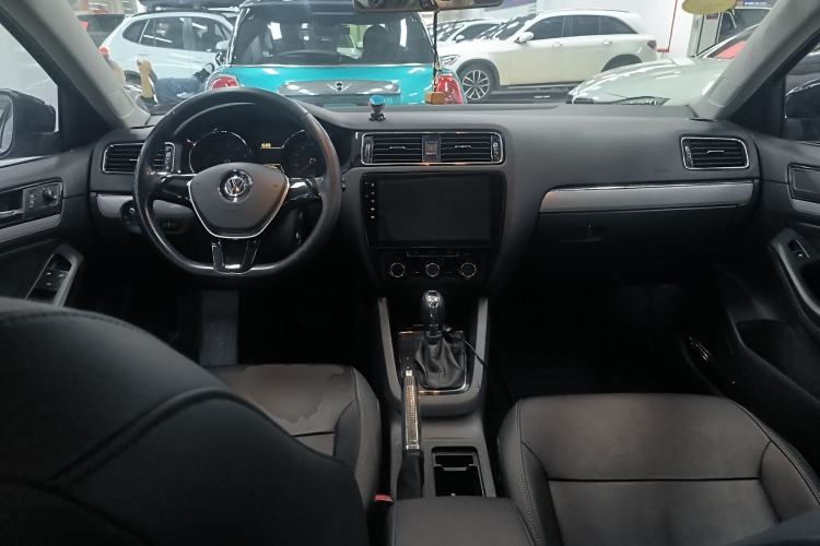 Used Volkswagen Sagitar 2015 230TSI Automatic Comfort Version Center Console