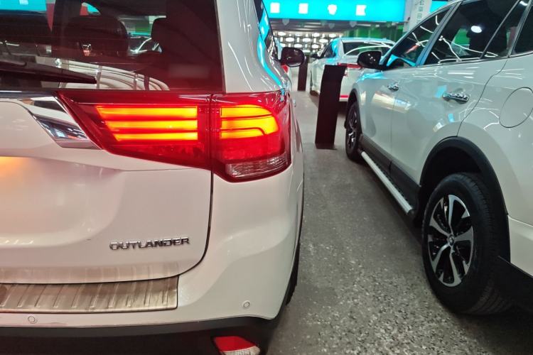 Used Mitsubishi Outlander 2018 2.4L 4x4 Elite Edition 5 Seats
