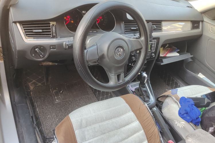 Used Volkswagen Bora 2013 1.6L Automatic Fashion Model Center Console