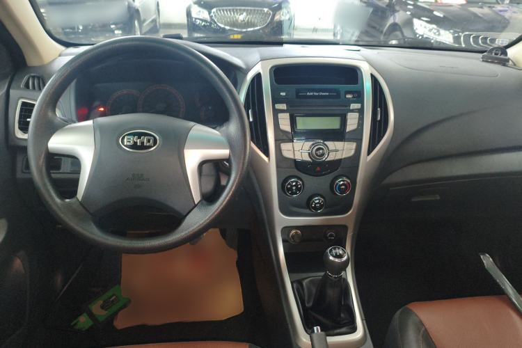 Used BYD F3 2015 Energy-Saving Edition 1.5L Manual Luxury Model Center Console