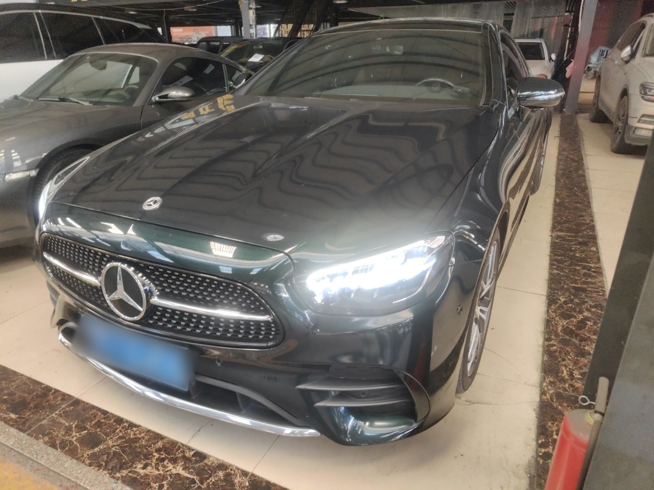 Под передней частью автомобиля