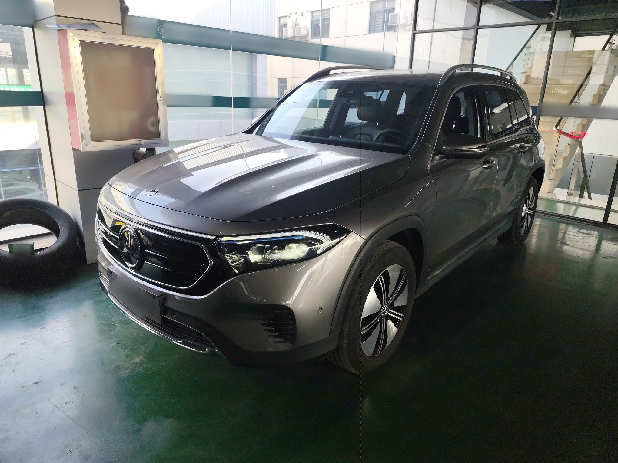 Под передней частью автомобиля