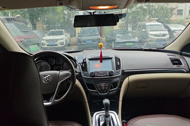 Used Buick Regal 2015 2.0L Leading Fashion Edition Center Console