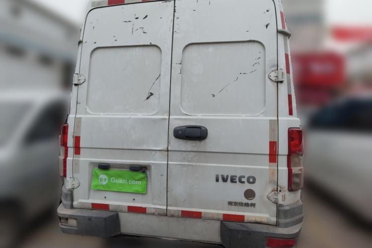 Used Iveco Daily 2020 2.8T V35 Box Truck with Dual Tires Low Roof 3 Seats China VI Emission Standard