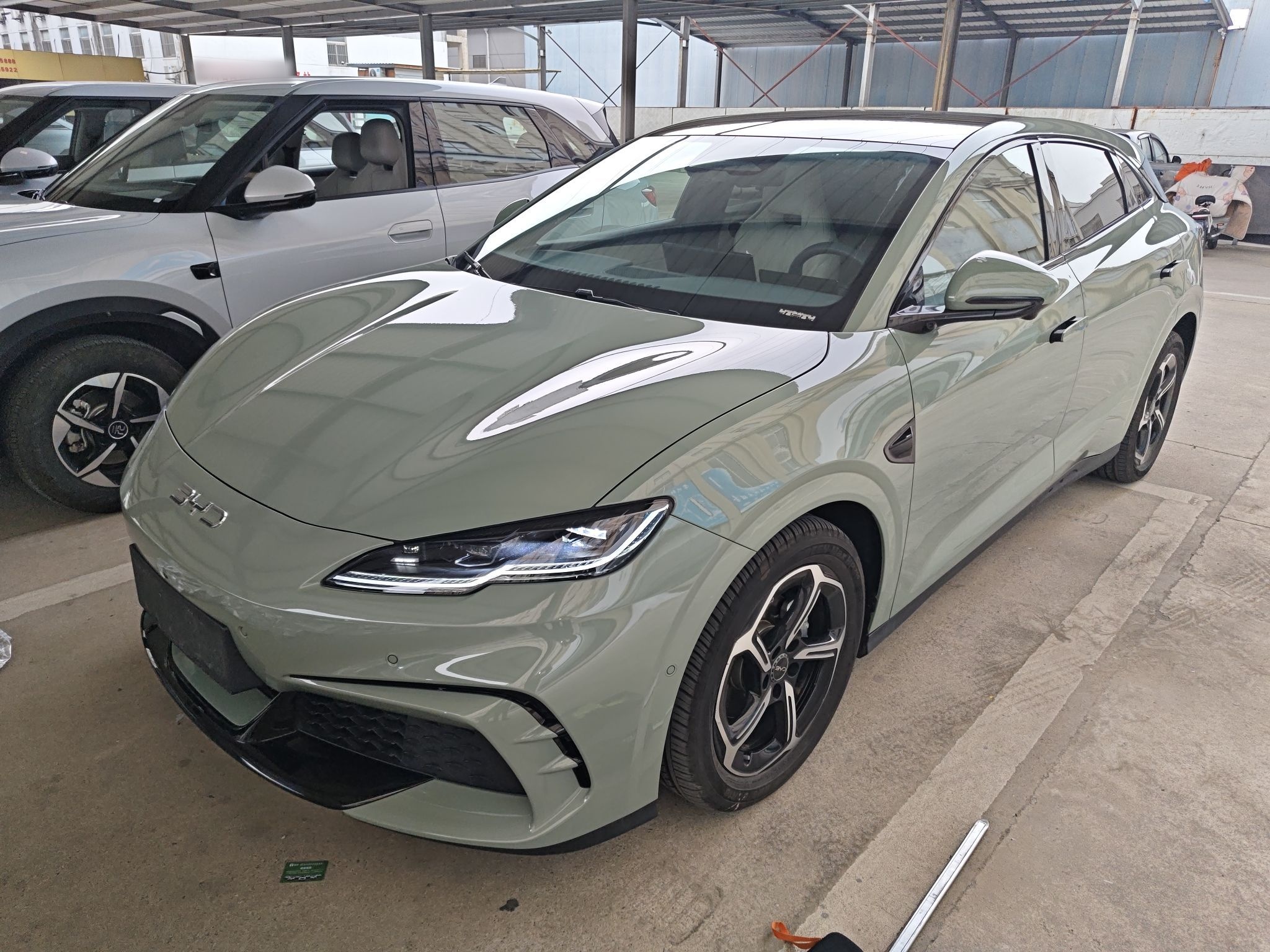 تحت مقدمة السيارة