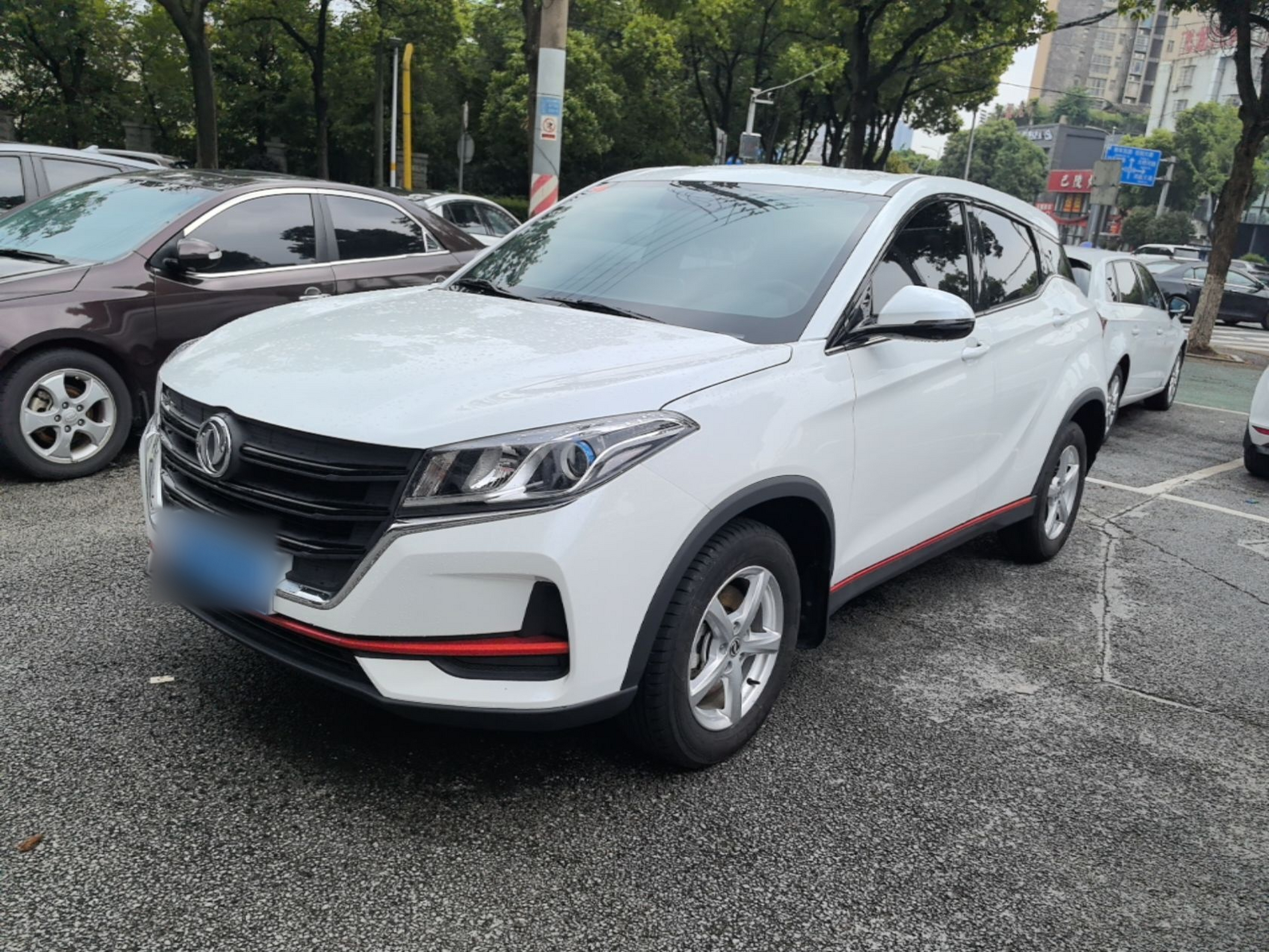 Под передней частью автомобиля