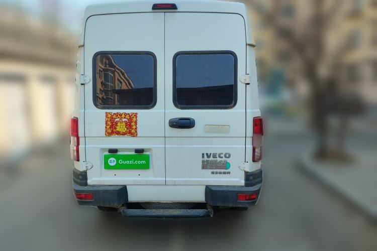 Used Iveco Daily 2021 2.5T A35 M1 Passenger Van 5-9 Seater Short Wheelbase Mid-Roof Design Dual Tires Side Sliding Door Rear