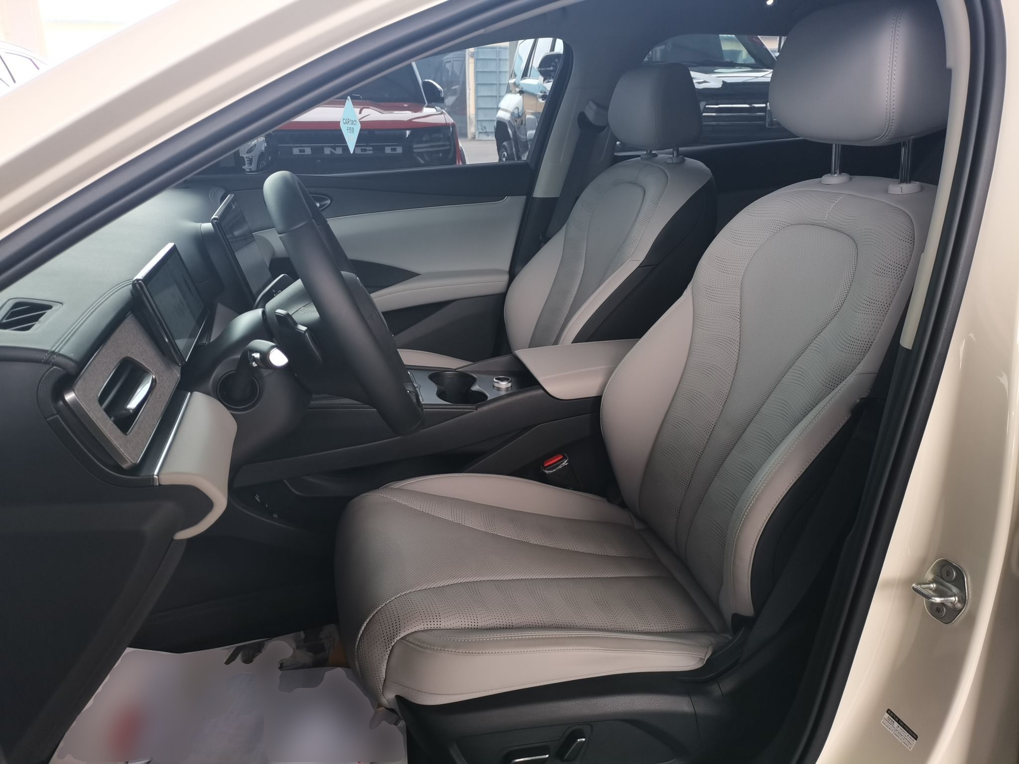 المقاعد الأمامية داخل السيارة