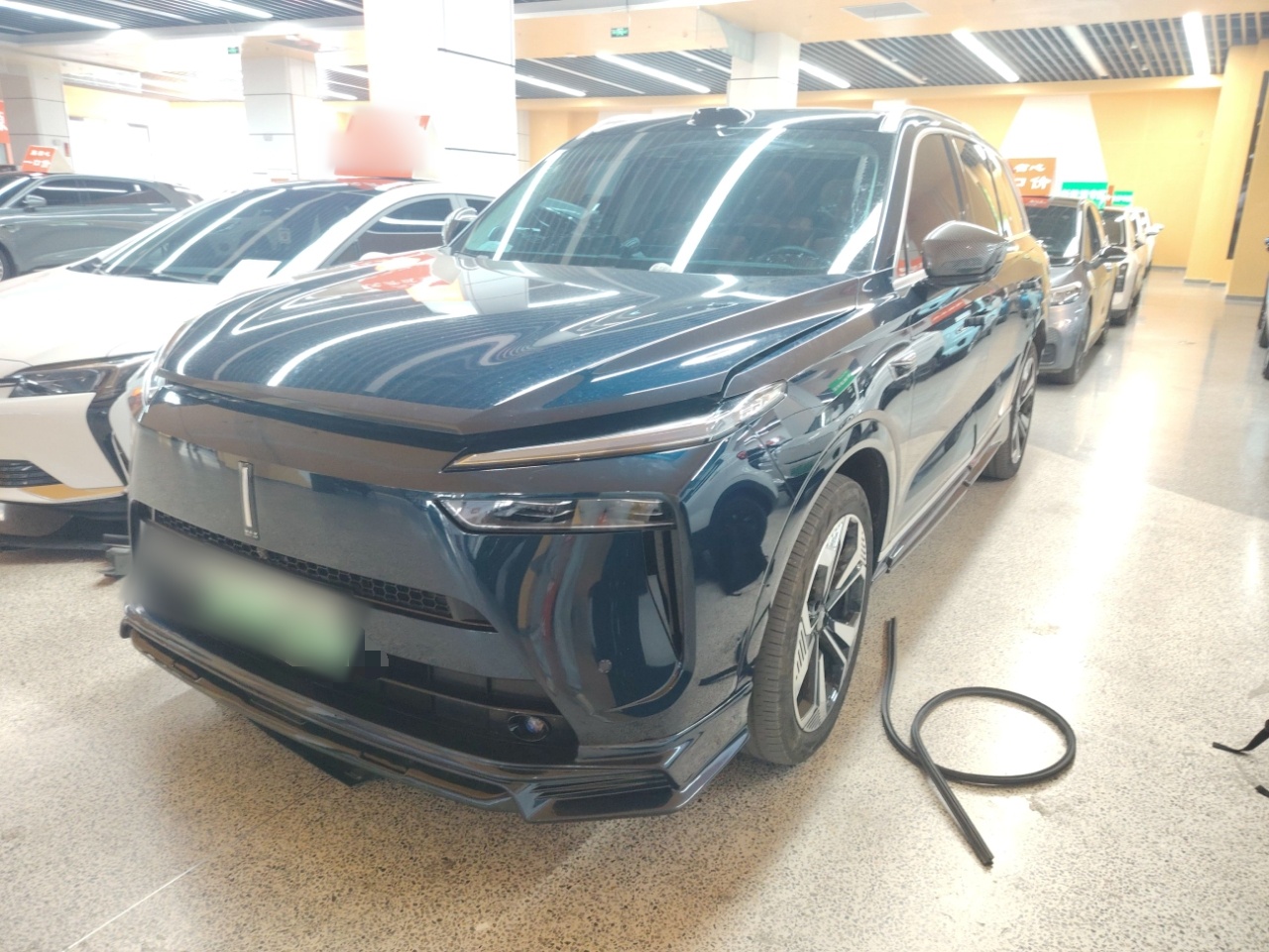 Под передней частью автомобиля