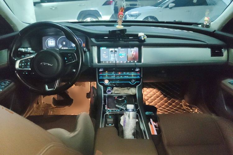 Used Jaguar XFL 2018 XFL 2.0T 250 PS Luxury Edition Center Console