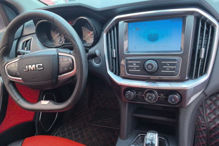 Used JMC Yuhu 7 2020 2.0T Diesel Automatic 2WD Comfort Plus Long Wheelbase China VI Emission Standard JX4D20A6L Center Console