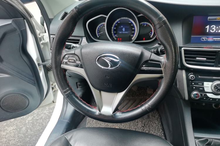 Used Soueast V6 Lingshi 2014 1.5L Manual Luxury Edition for Women Steering Wheel