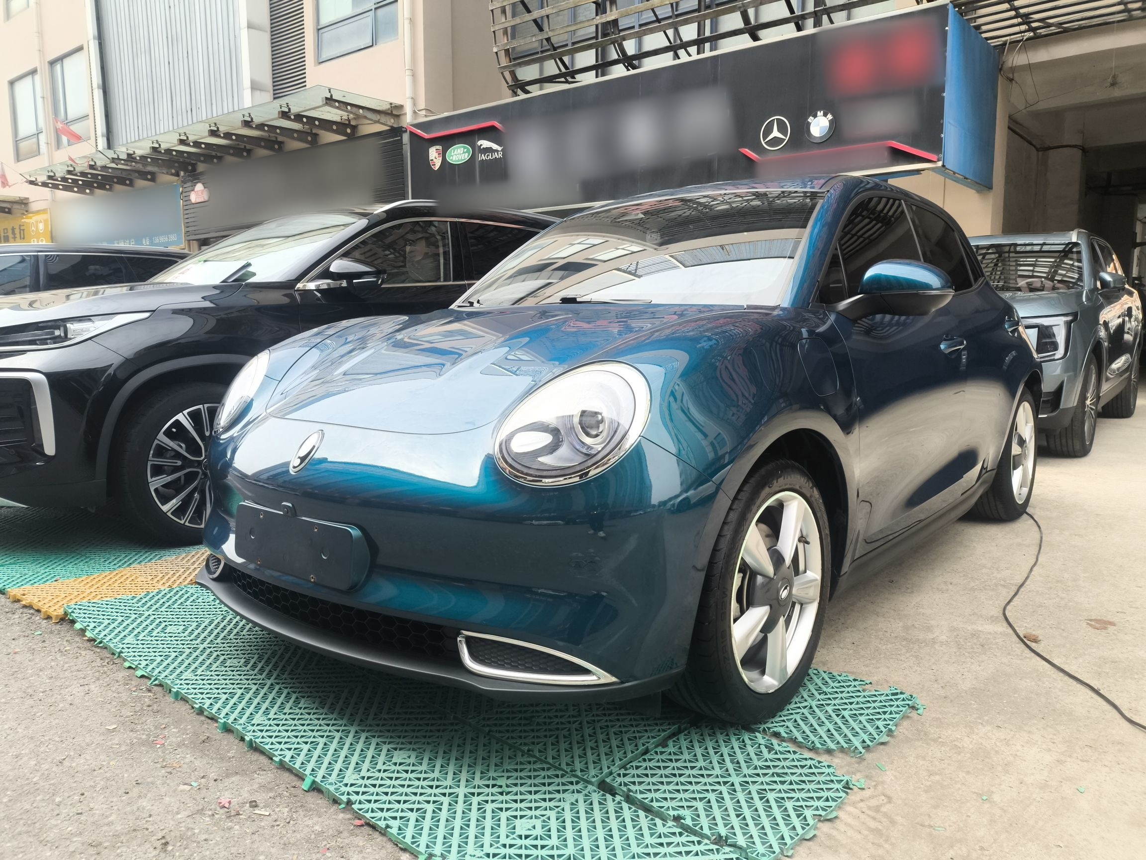 تحت مقدمة السيارة