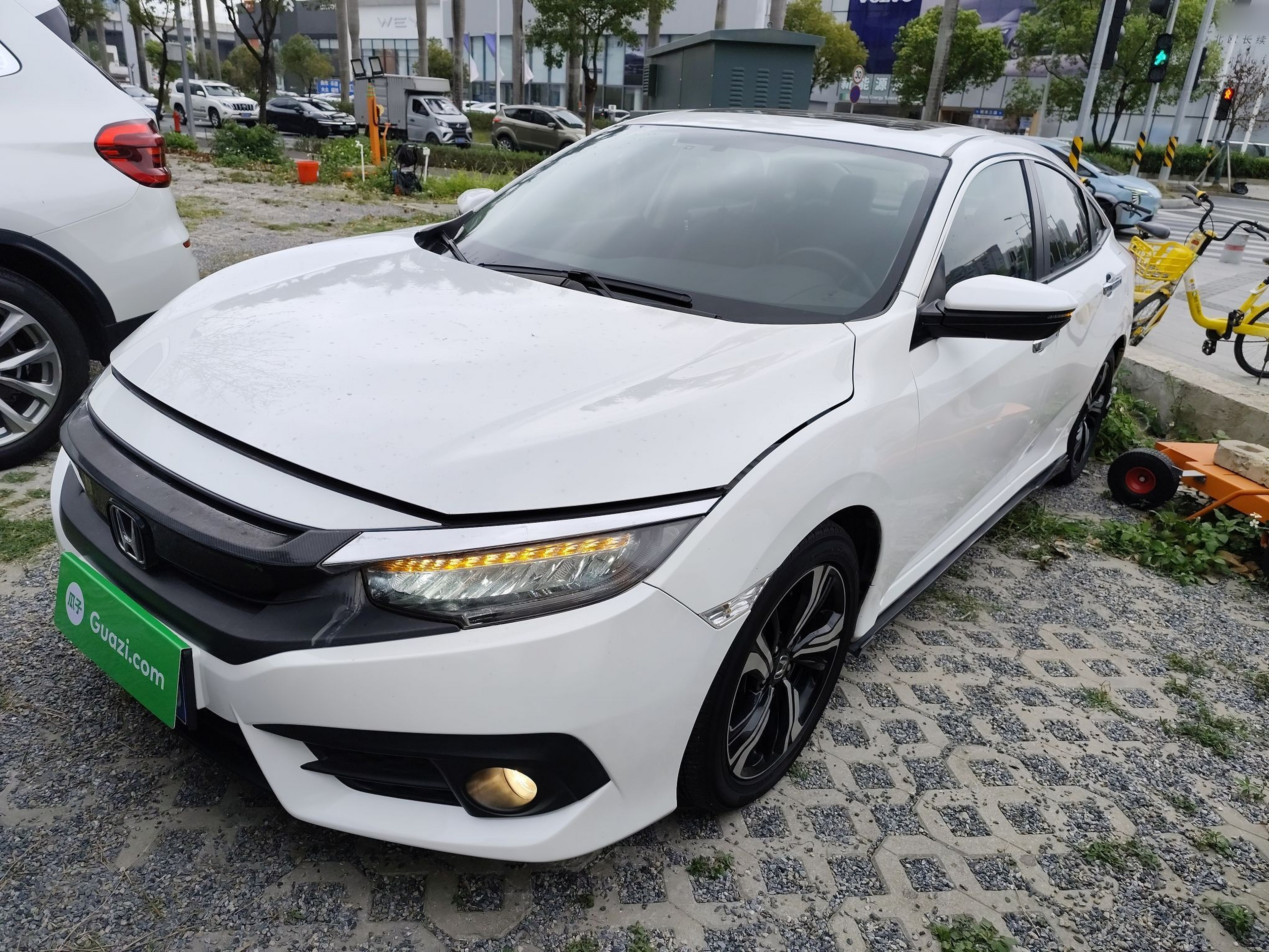 تحت مقدمة السيارة