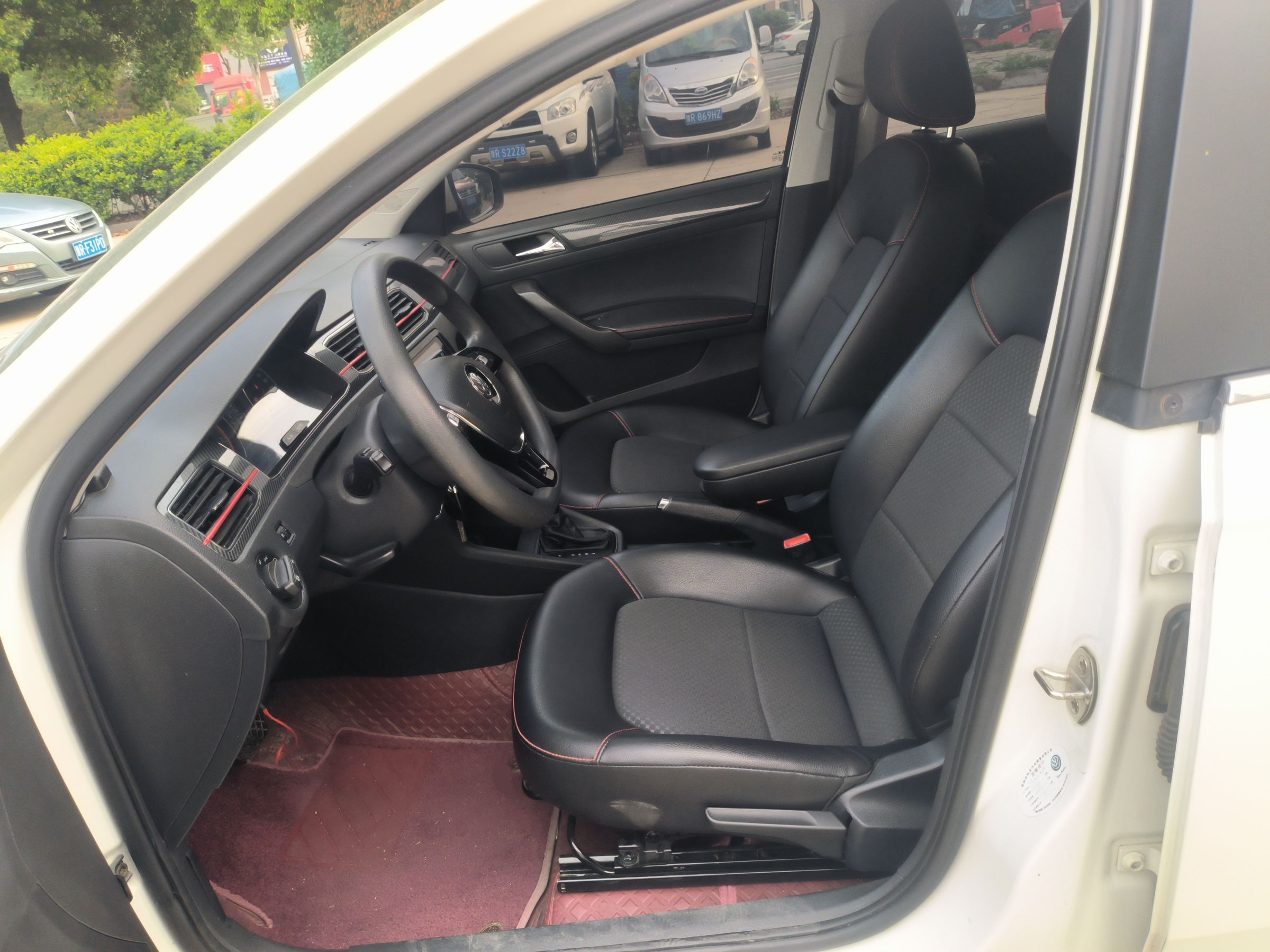 Переднее сиденье в автомобиле