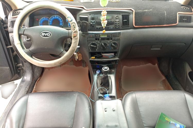 Used BYD F3 2013 Energy-Efficient Model 1.5L Manual Comfort Version Center Console