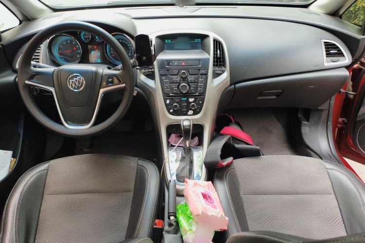 Used Buick GT 2014 XT 1.6L Automatic Fashion Edition Center Console