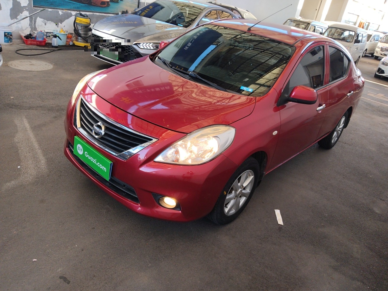 Под передней частью автомобиля