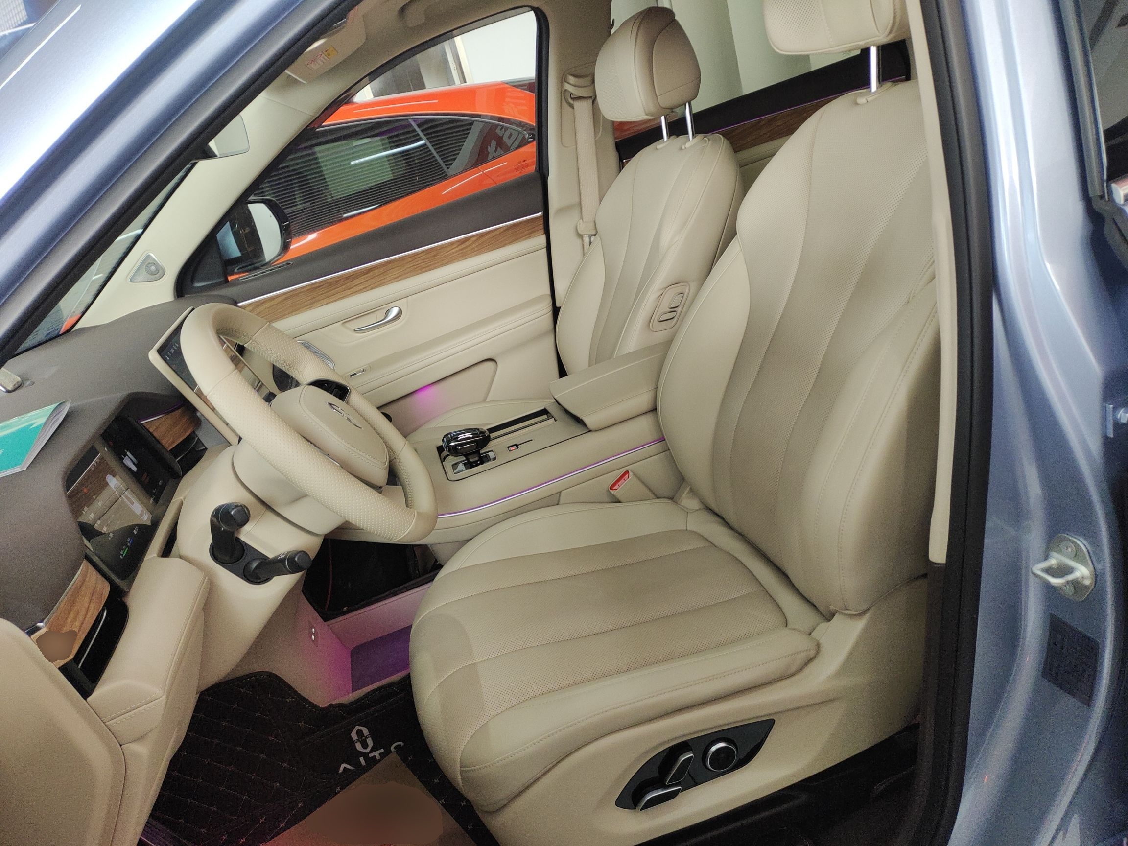 المقاعد الأمامية داخل السيارة