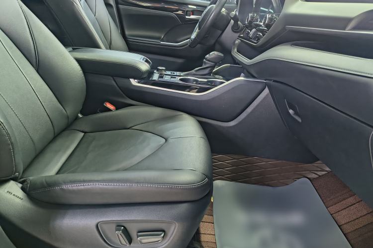 Used Toyota Highlander 2022 Dual-Engine 2.5L Four-Wheel Drive Prestige Version 7 Seats Right Front Seat