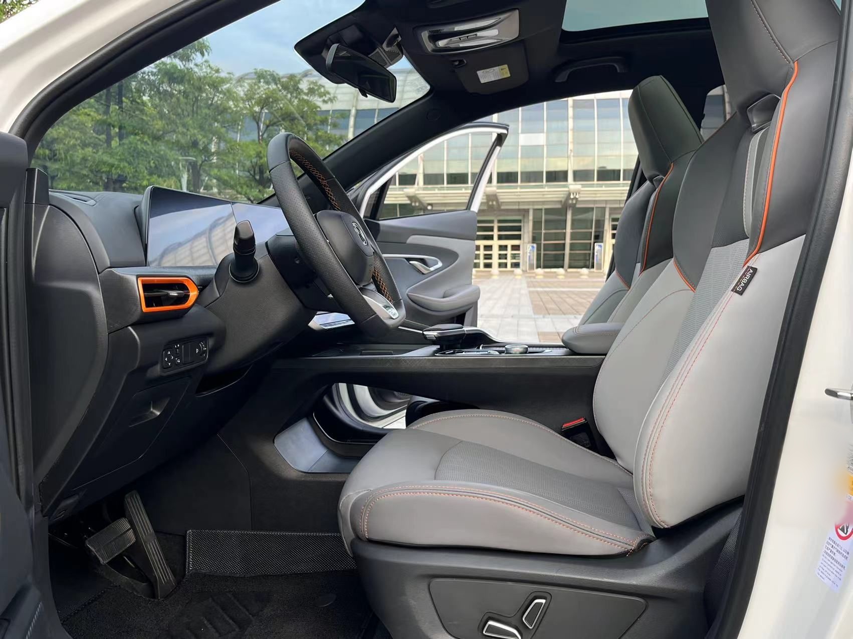 Переднее сиденье в автомобиле