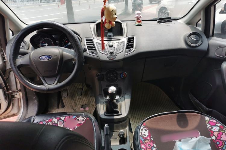 Used Ford Fiesta 2013 Sedan 1.5L Manual Fashion Edition Center Console