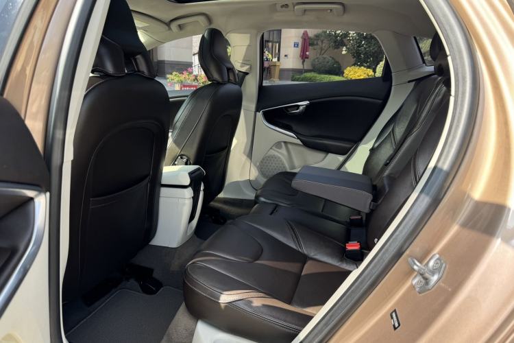 Used Volvo V40 2015 1.6T Zhiyi Edition
