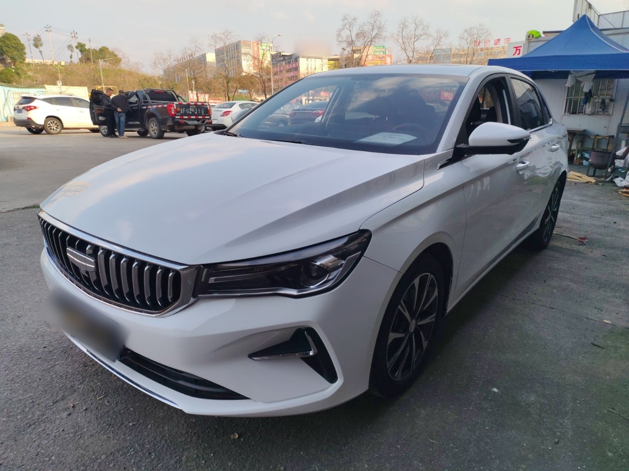 تحت مقدمة السيارة