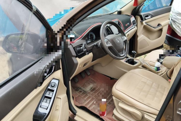 Used Baojun 730 2014 1.5L manual Comfort version 7 seats Driver Seat