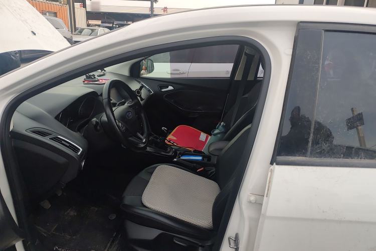 Used Ford Focus 2015 Sedan 1.6L Manual Fashion Edition