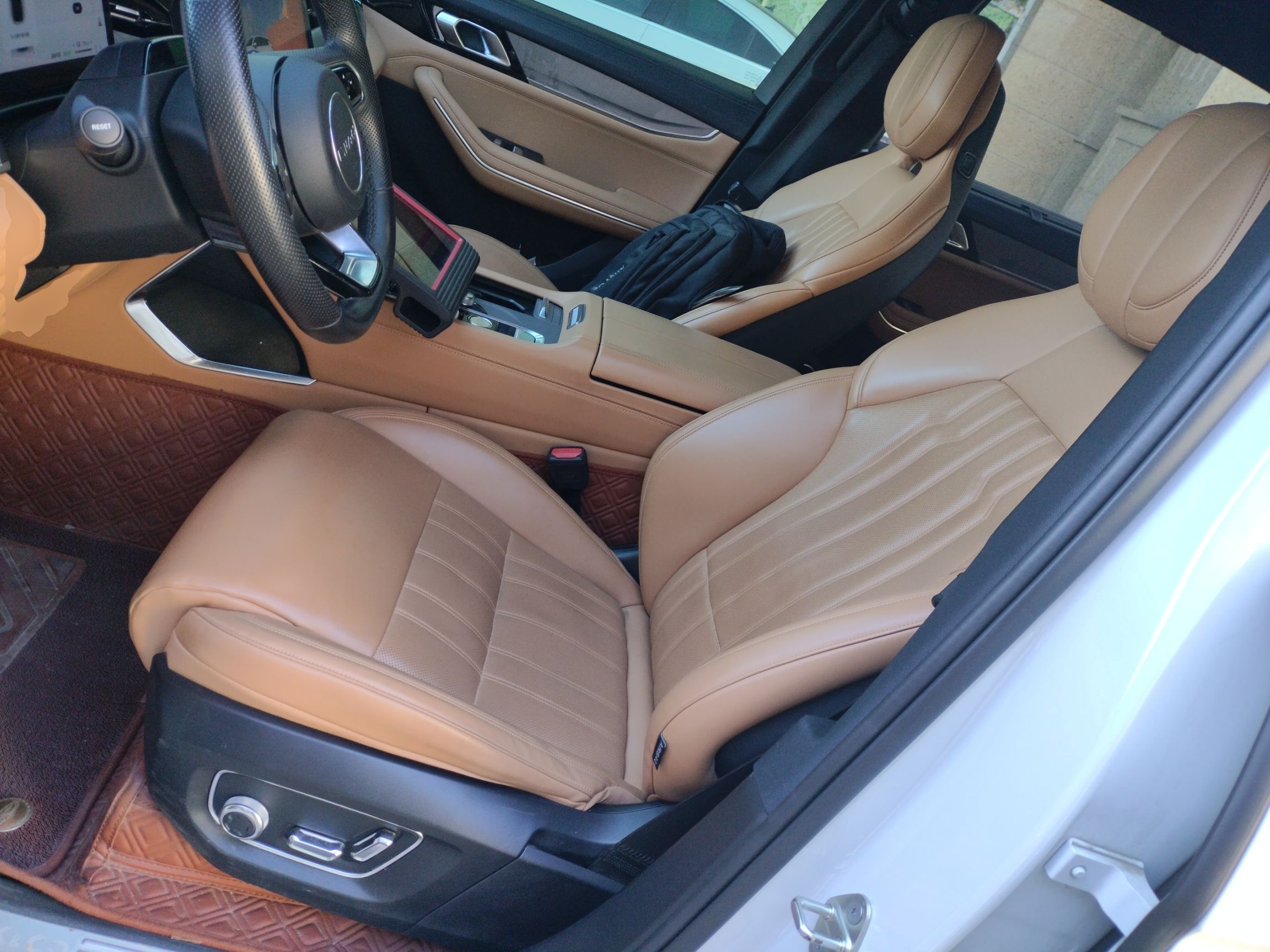 المقاعد الأمامية داخل السيارة