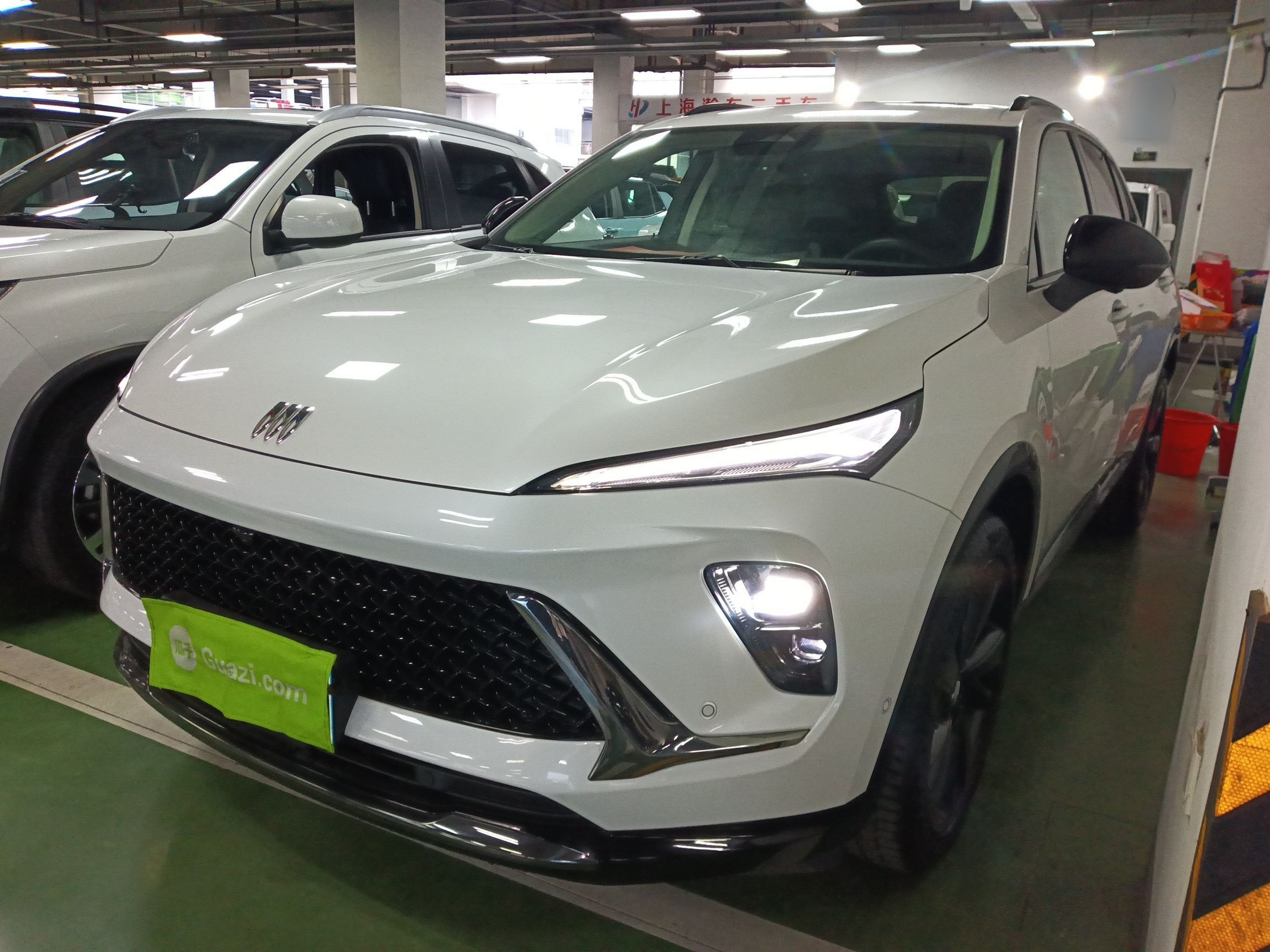 تحت مقدمة السيارة