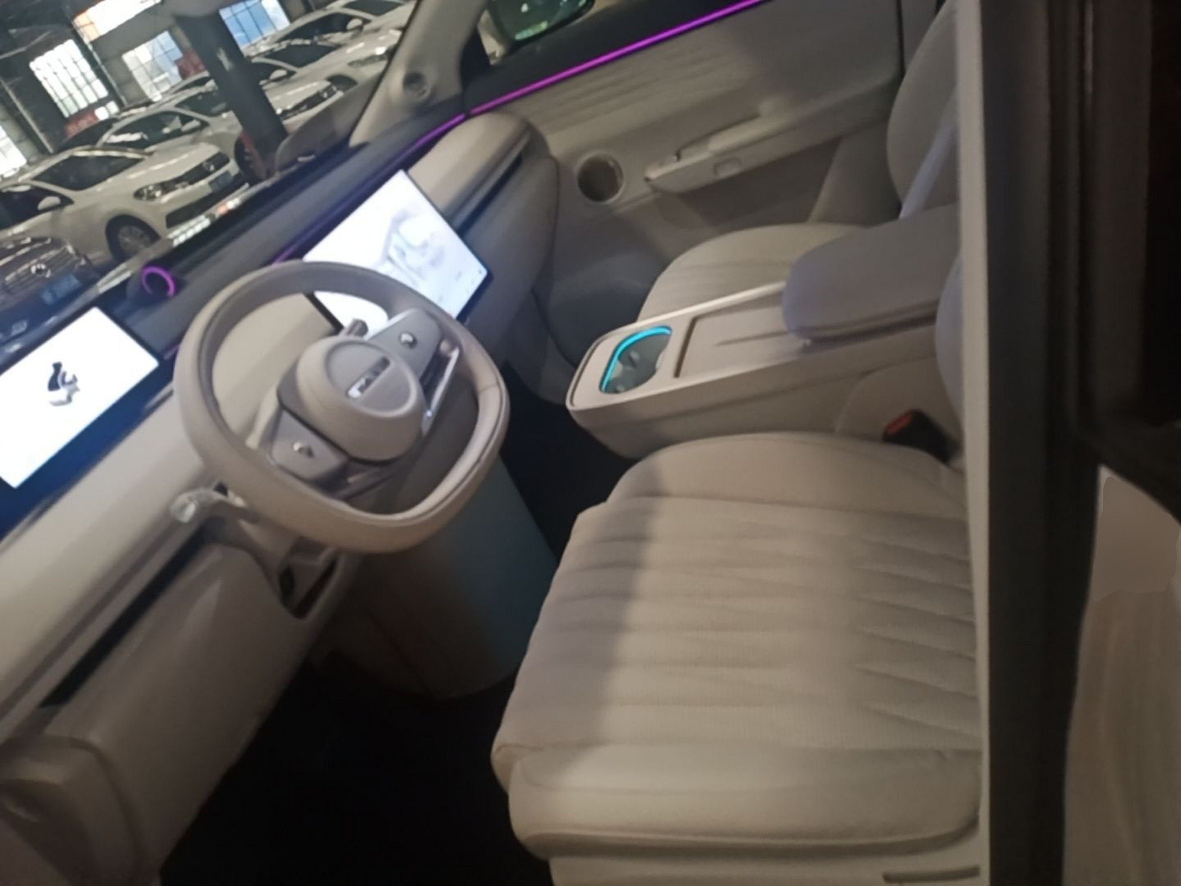 المقاعد الأمامية داخل السيارة