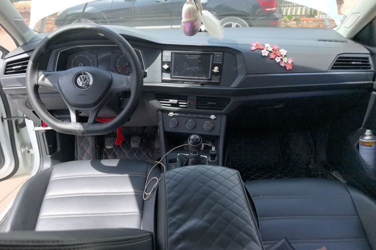 Used Volkswagen Sagitar 2019 200TSI Manual Fashion Edition China VI Center Console