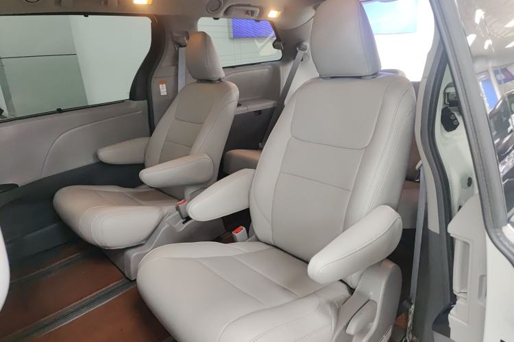 Used Toyota Sienna 2018 3.5L Four-Wheel Drive LE Trim 7 Seats U.S. Specification
