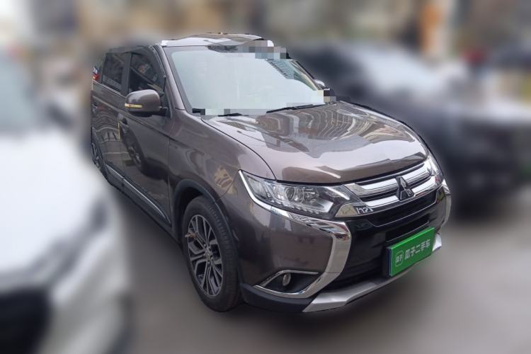 Used Mitsubishi Outlander 2018 2.0L Two-Wheel Drive Glory Edition 5 Seats Front Right 45 Deg