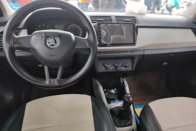 Used Skoda Fabia 2015 1.4L Manual Front-Wheel Drive Model Center Console