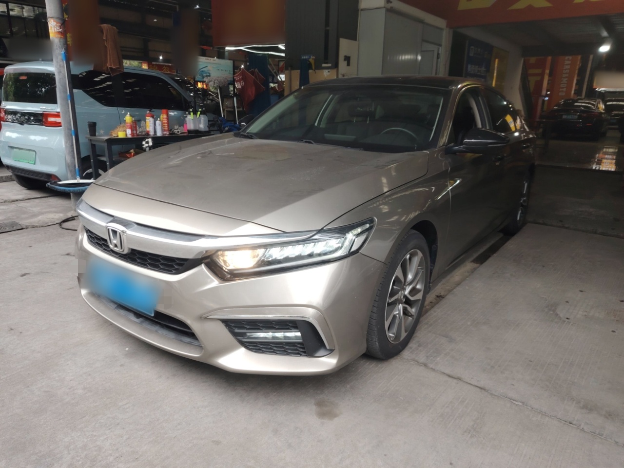 تحت مقدمة السيارة